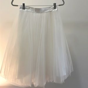 Swoon worthy white tulle skirt! Medium 28in high waisted. Length 26 inches.